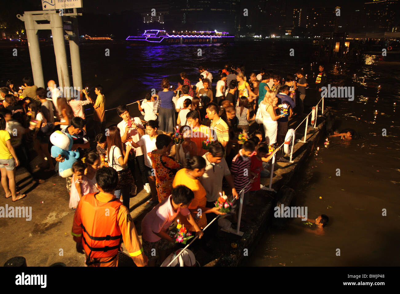 Les gens à Khlong pier , Loy Krathong festival , Bangkok , Thaïlande Banque D'Images
