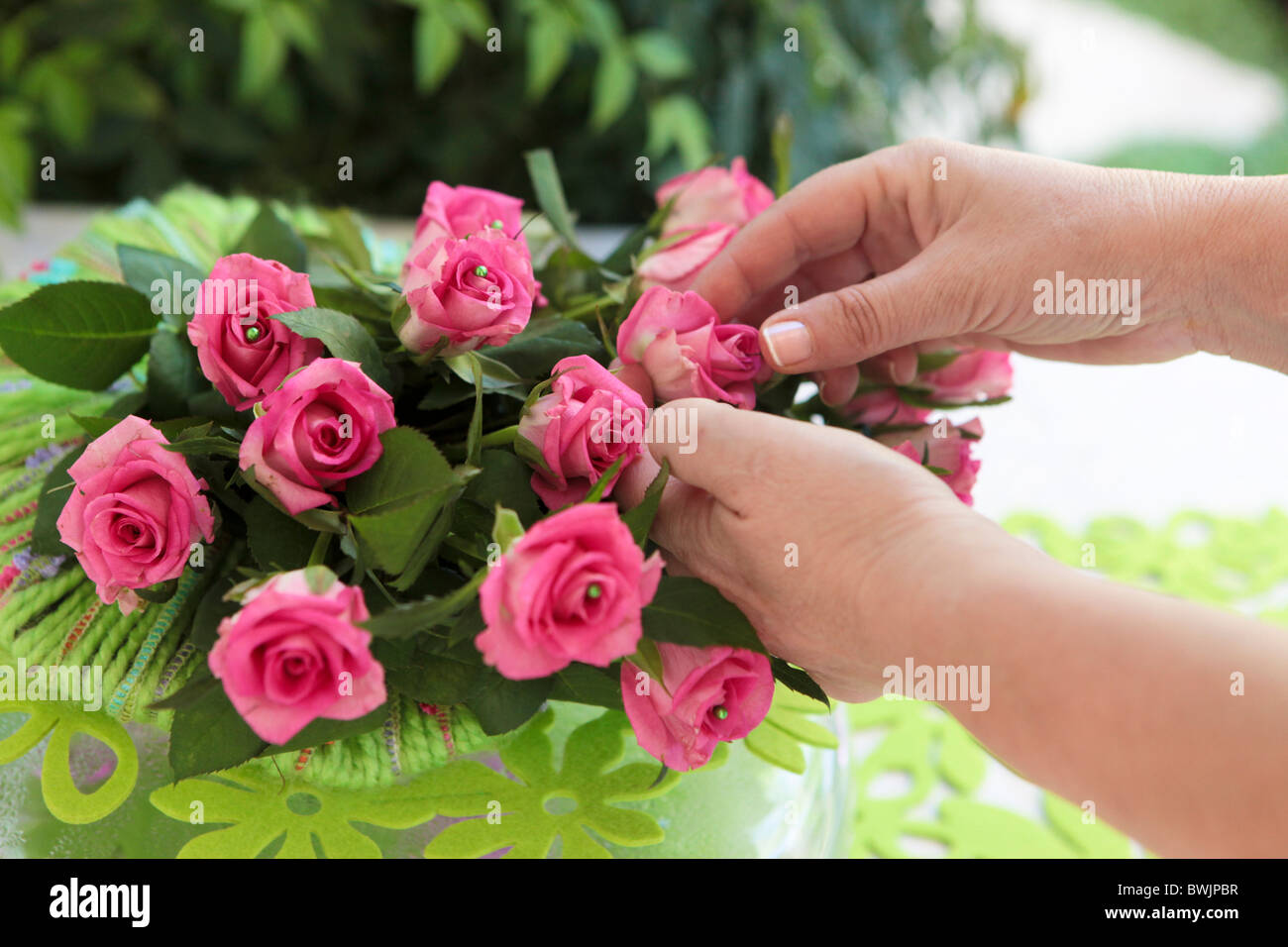 Un fleuriste organise un bouquet de fleurs Banque D'Images