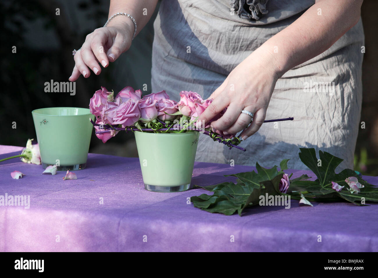 Un fleuriste organise un bouquet de fleurs Banque D'Images