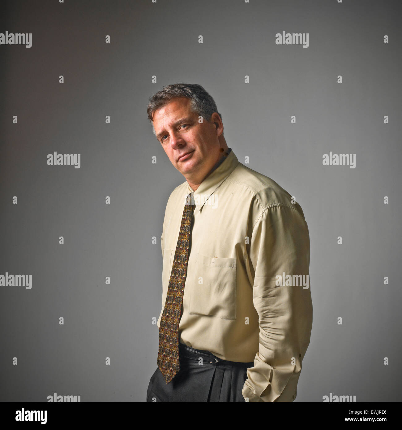 Un homme de race blanche d'affaires, costume, cravate, gestes durant les contacts personnels. Banque D'Images