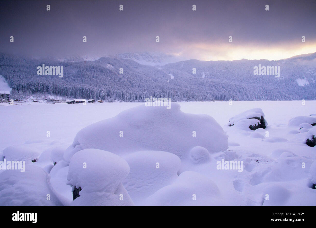 L'Europe, l'Allemagne, en Bavière, près de Grainau, couverte de neige sur les pierres jusqu'congelé avec Eibsee Alpes bavaroises Banque D'Images