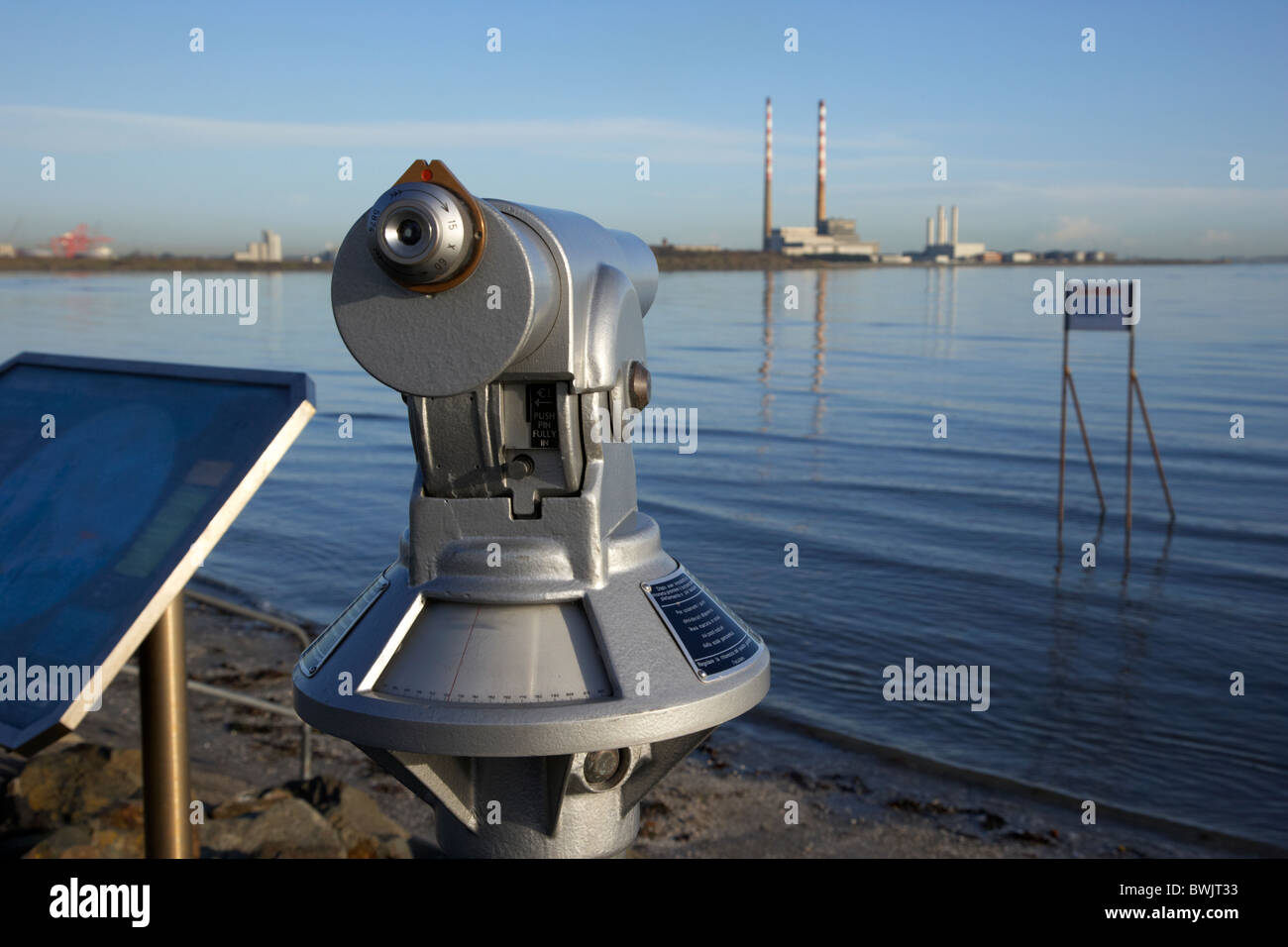 Télescope touristique sur strand beach à la baie de Dublin sur sandymount république d'Irlande avec poolbeg power station en arrière-plan Banque D'Images