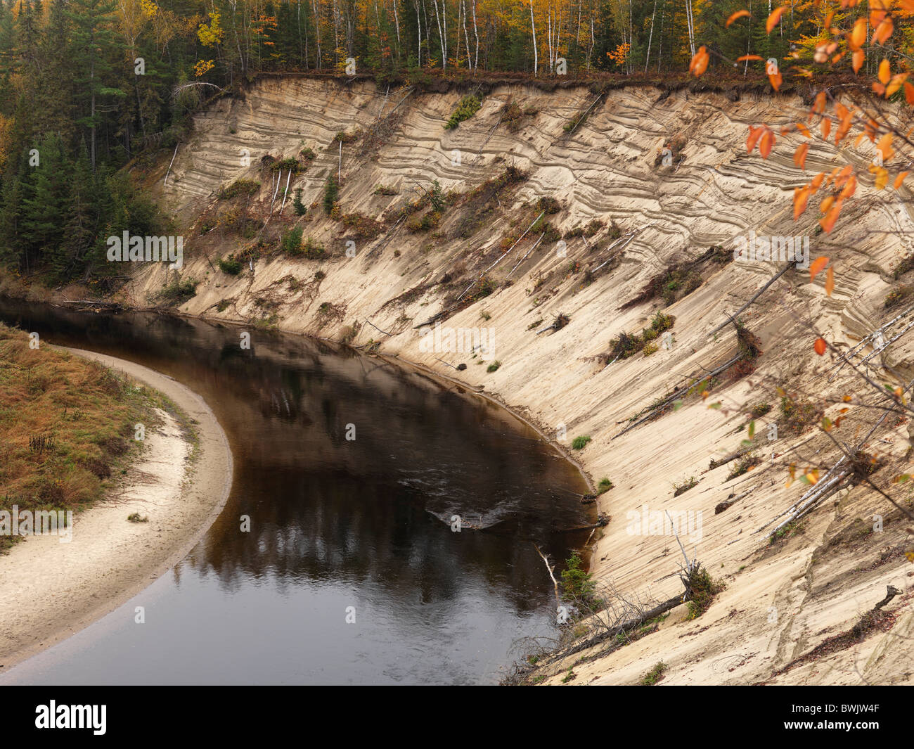 L'érosion d'une banque sur un méandre de la rivière Big East. Le parc provincial Arrowhead, Ontario, Canada. Banque D'Images