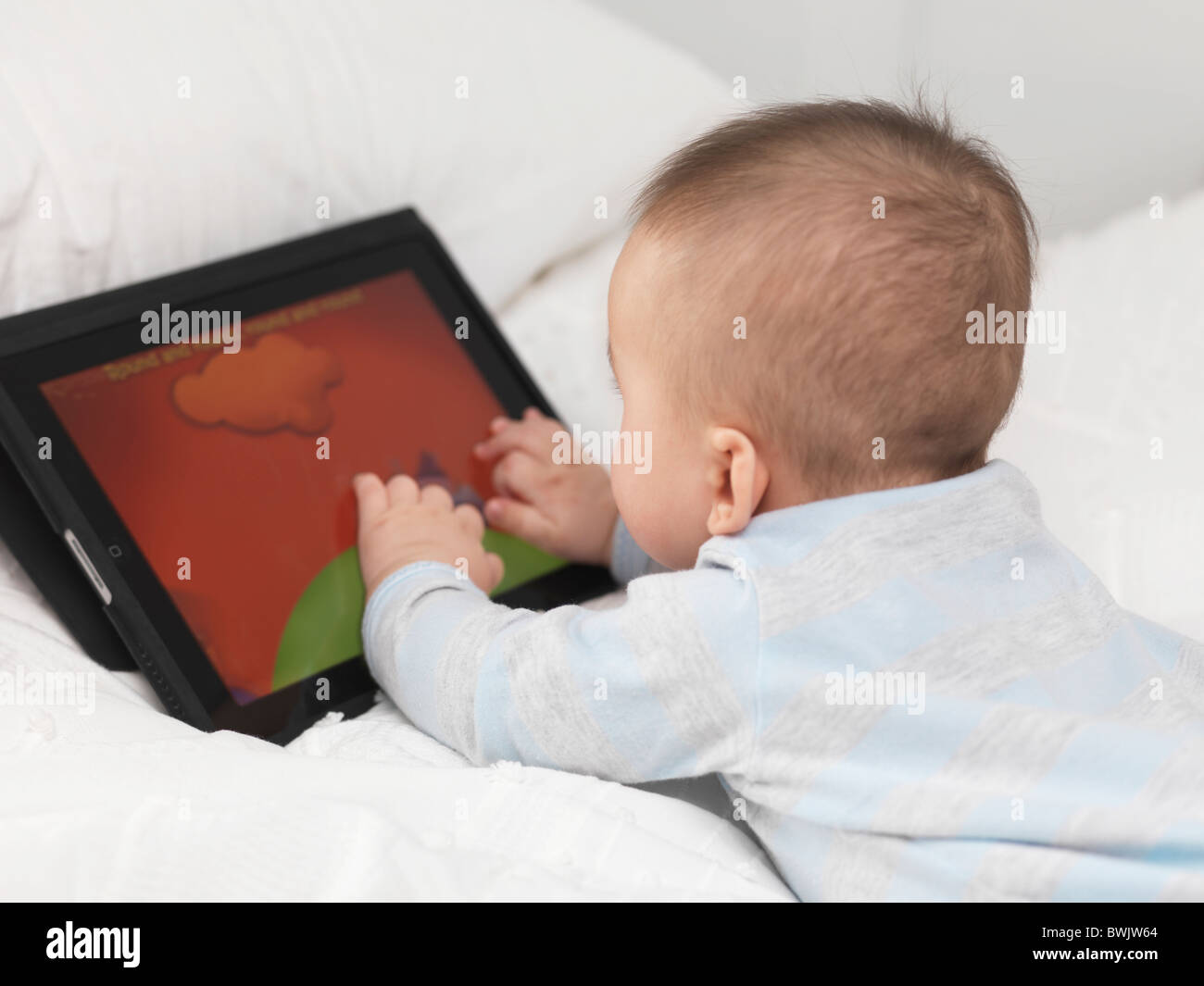 À l'âge de six mois, bébé Garçon jouant avec Apple iPad tablet computer Banque D'Images