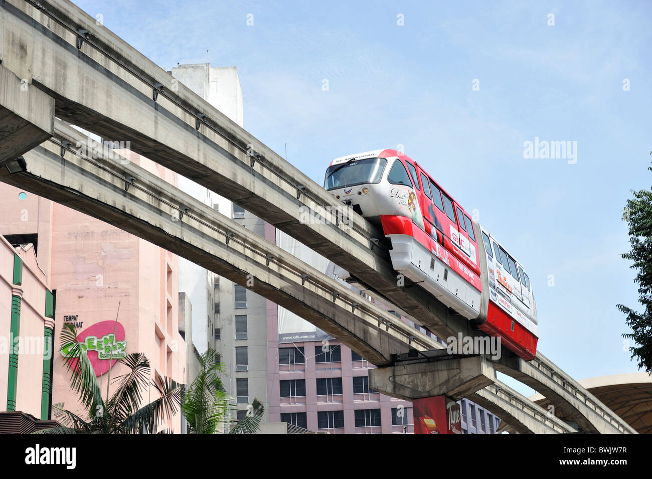 KL Monorail train passant au-dessus de Bukit Bintang à Kuala Lumpur, Malaisie, Asie Banque D'Images