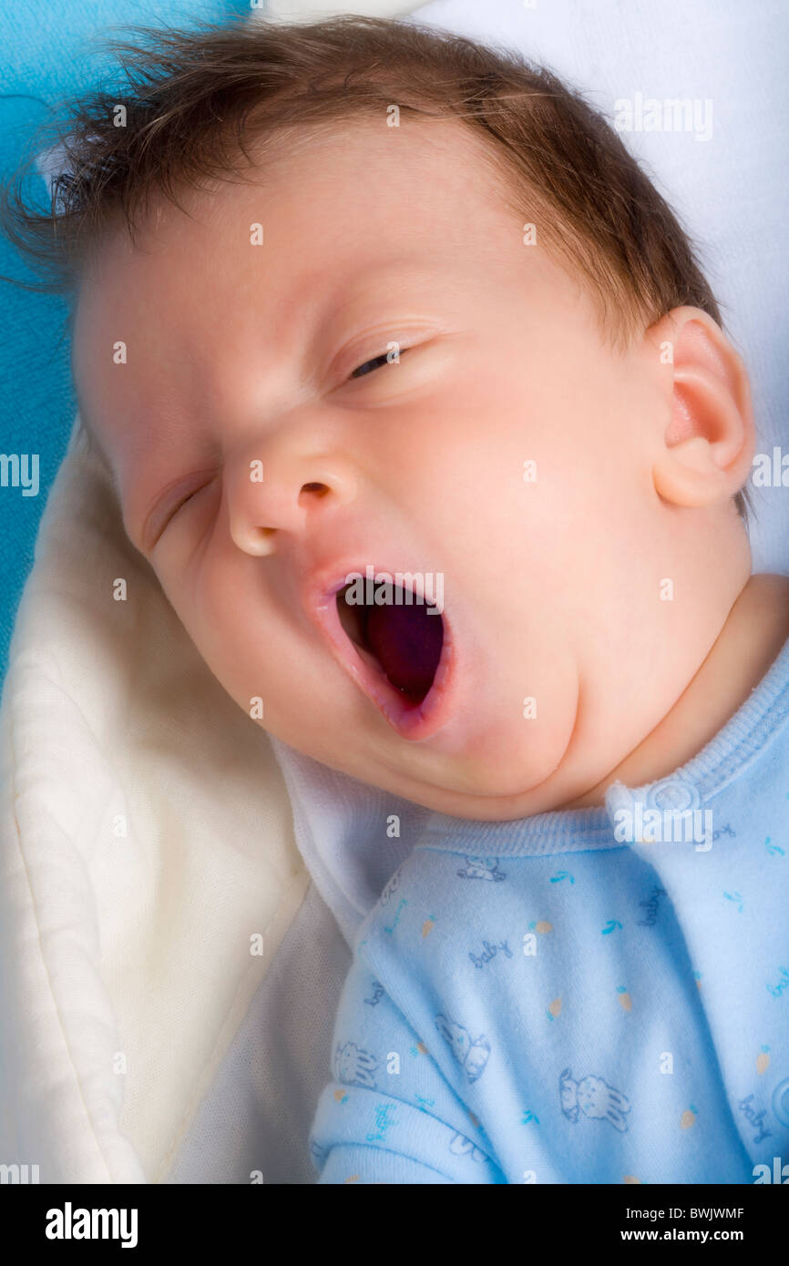 0 à 6 mois 0 à 6 mois les bébés garçons Bébé garçon enfant enfants Close-up  Couleur Couleur Defenseles contemporain Photo Stock - Alamy