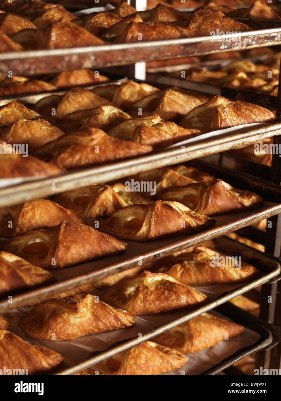 Des pâtisseries fraîchement sur plaques de cuisson boulangerie chariots en rack Banque D'Images