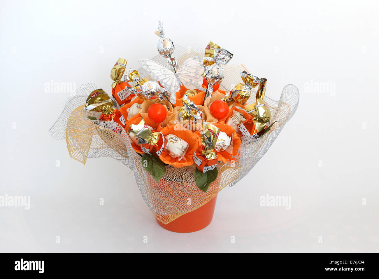 Arrangement floral Arrangement bonbons bonbons fabriqués à partir de on white Banque D'Images