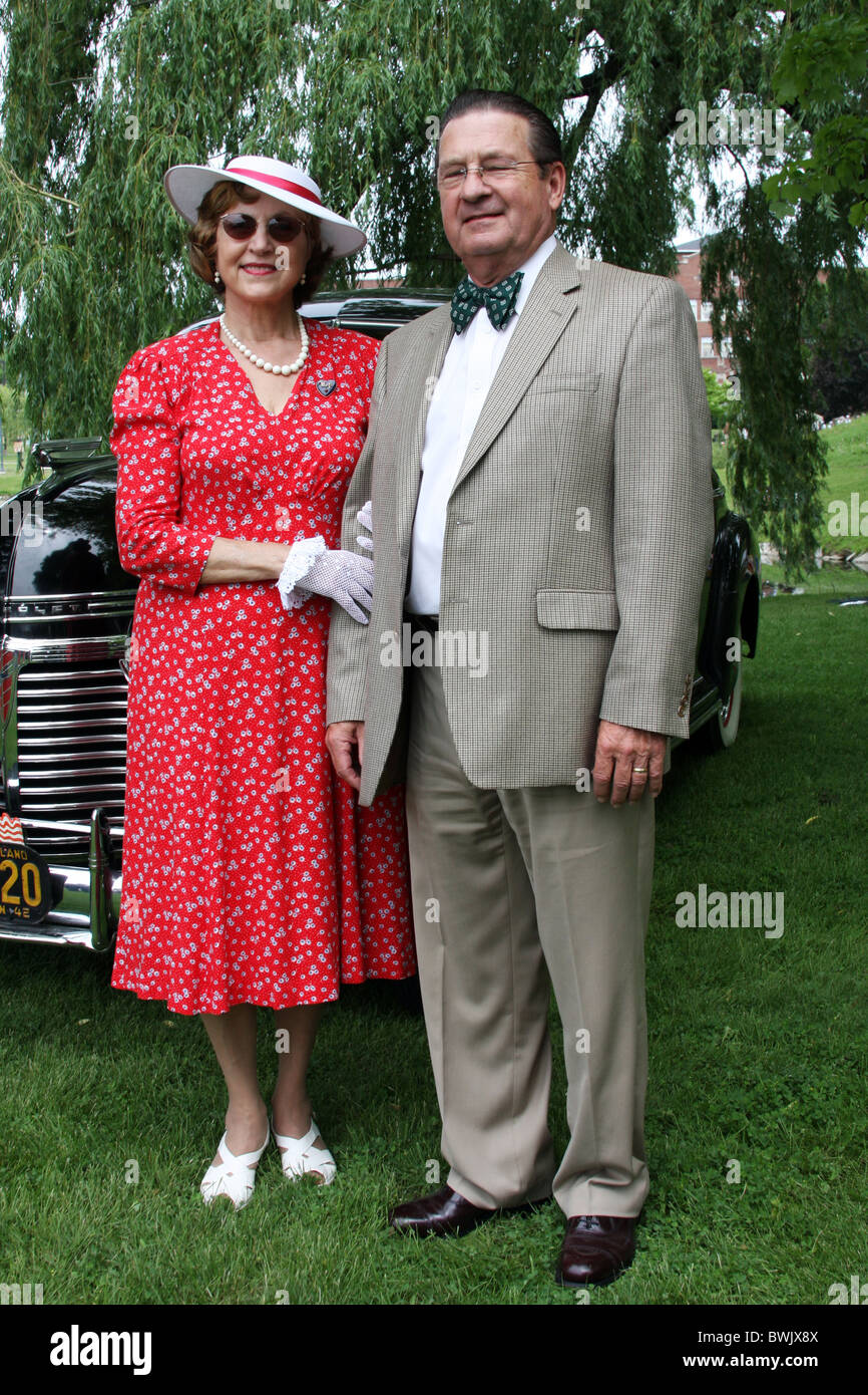 Une seconde guerre mondiale WWII couple devant leur voiture antique vintage 1945 Banque D'Images