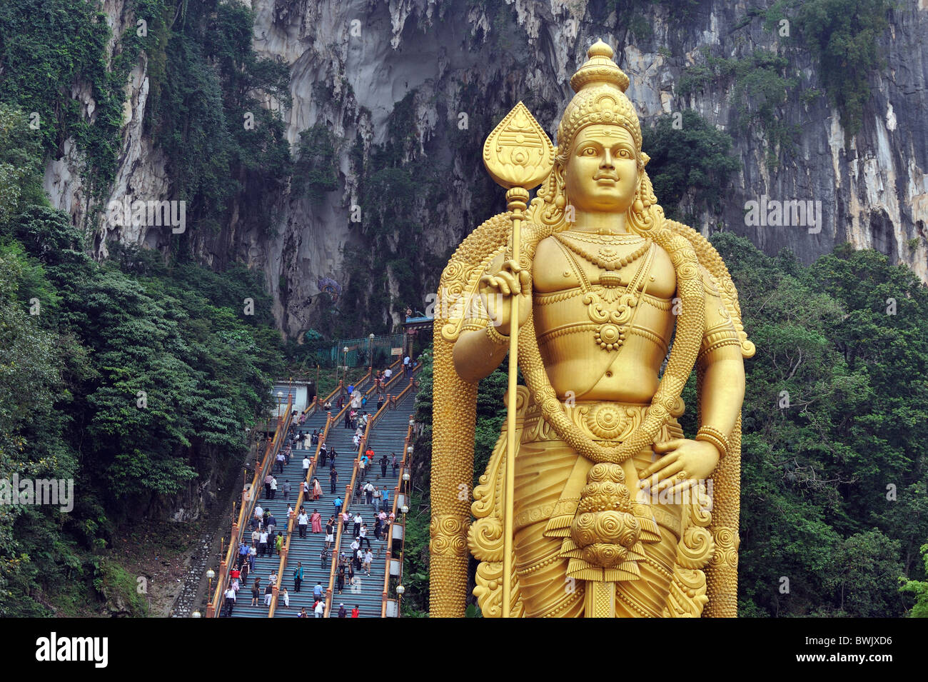 Le grand Jacques s'en tient à l'escalade des escaliers les Grottes de Batu, près de Kuala Lumpur, Malaisie Banque D'Images