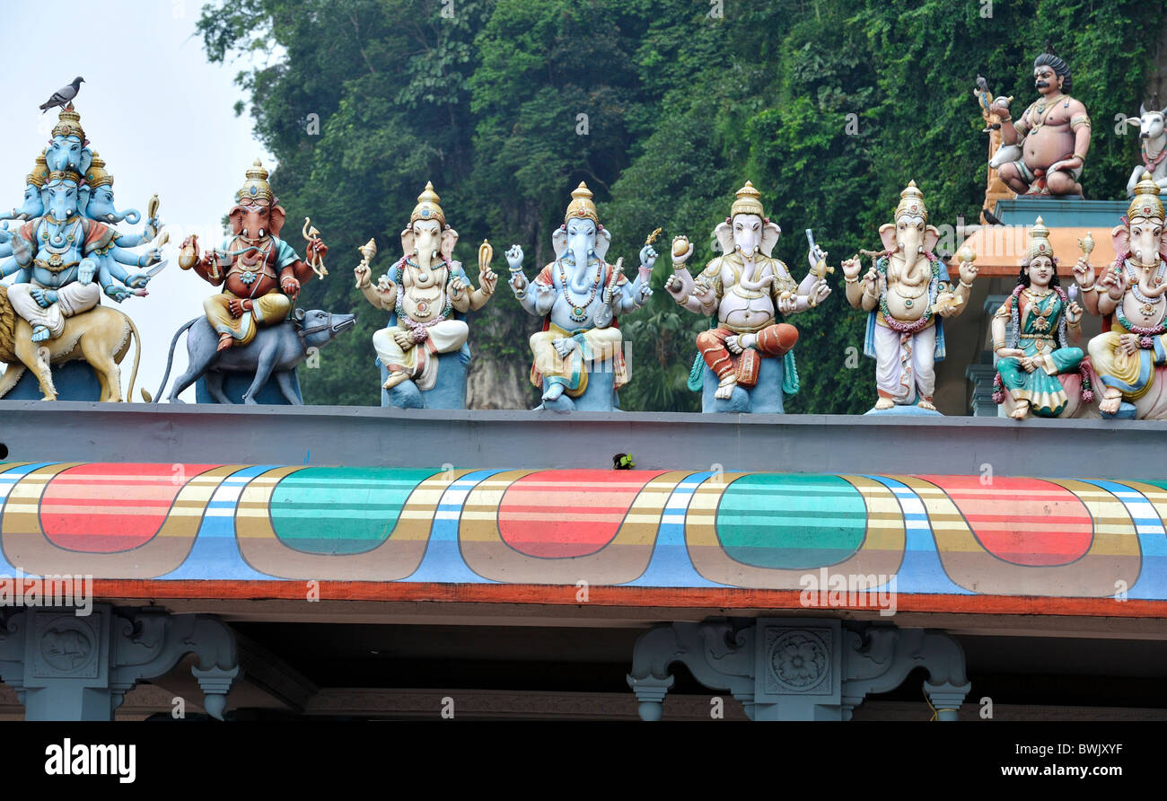 Dieux hindous représentés dans les idoles dans le temple par les Grottes de Batu, Kuala Lumpur, Malaisie, Asie Banque D'Images