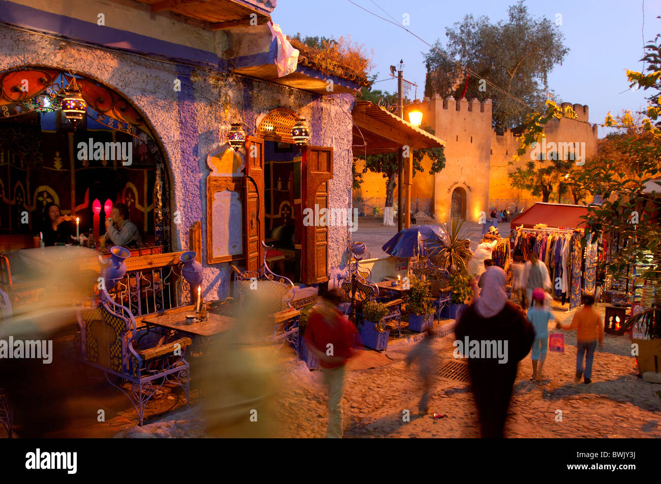 Placez la personne sur le marché stand de nuit nuit restaurant Plaza Uta Hammam el Rif Chefchaouen maroc afrique du Sud Afrique du Nord Banque D'Images