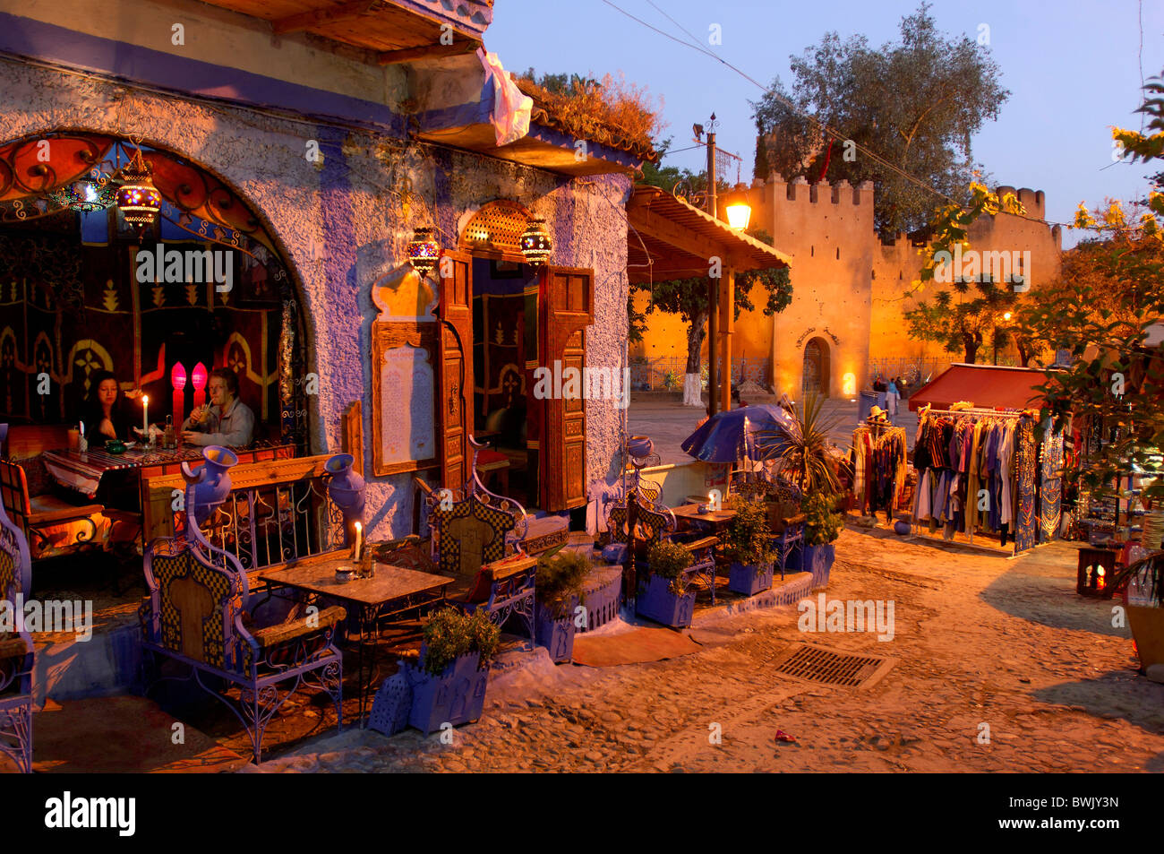 Placez la personne sur le marché stand de nuit nuit restaurant Plaza Uta Hammam el Rif Chefchaouen maroc afrique du Sud Afrique du Nord Banque D'Images