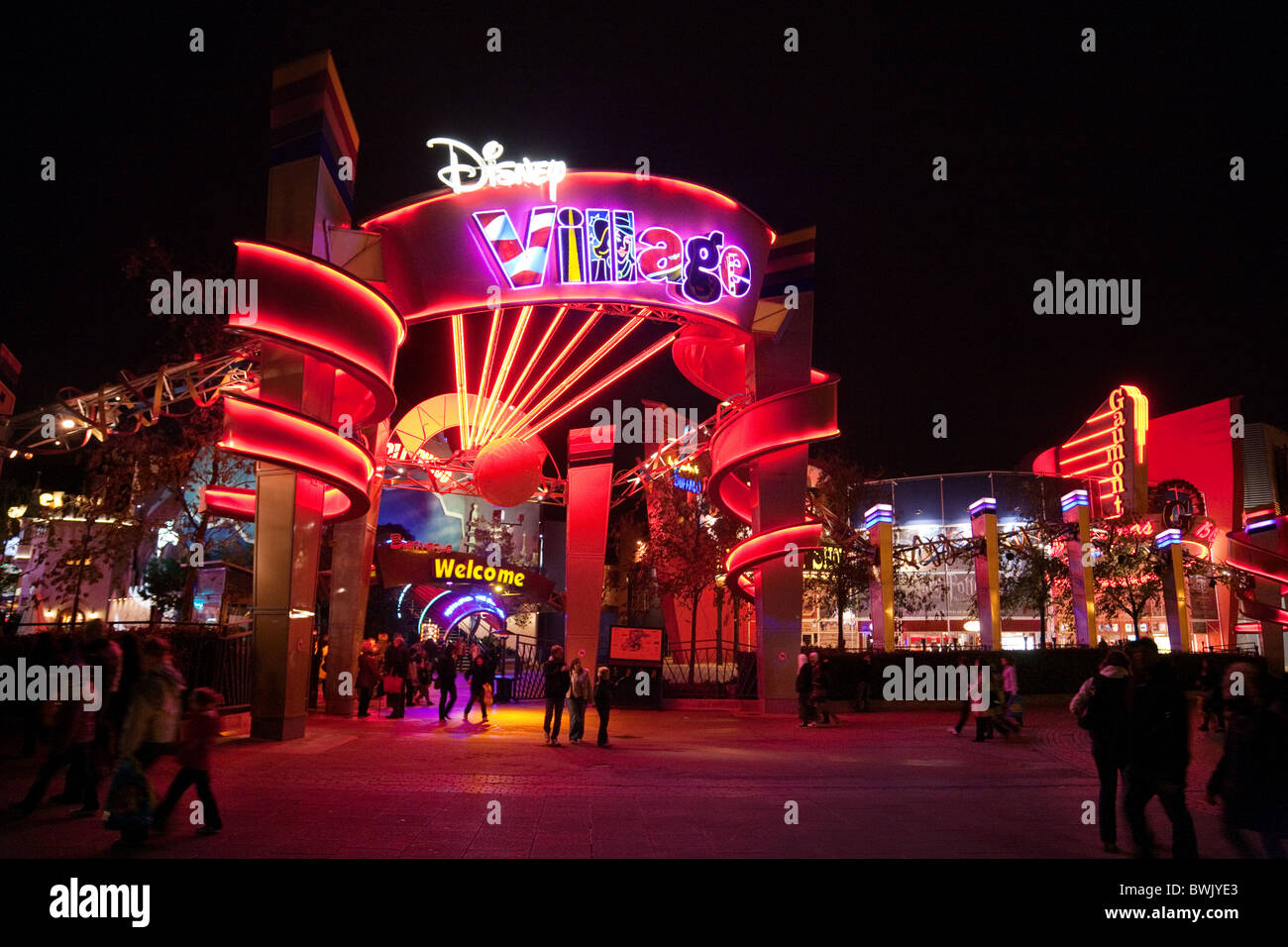 L'entrée du Disney Village la nuit, Disneyland Paris, France Banque D'Images