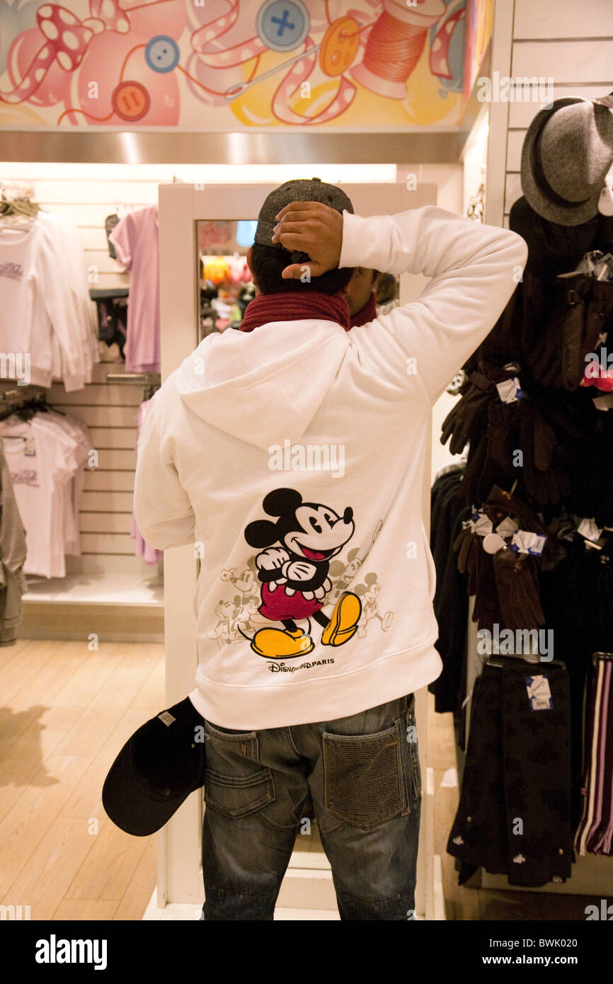 Un homme d'essayer sur Disney vêtements dans la boutique Disney, le village  de Disneyland Paris, France Photo Stock - Alamy