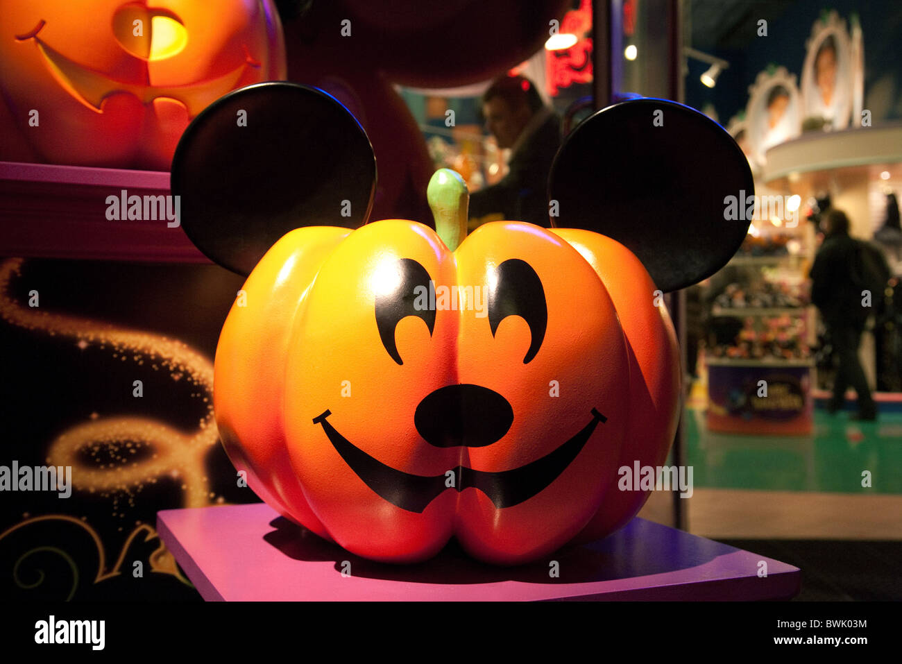 Une citrouille Halloween faites jusqu'à ressembler à Mickey Mouse, Disneyland Paris, France Banque D'Images