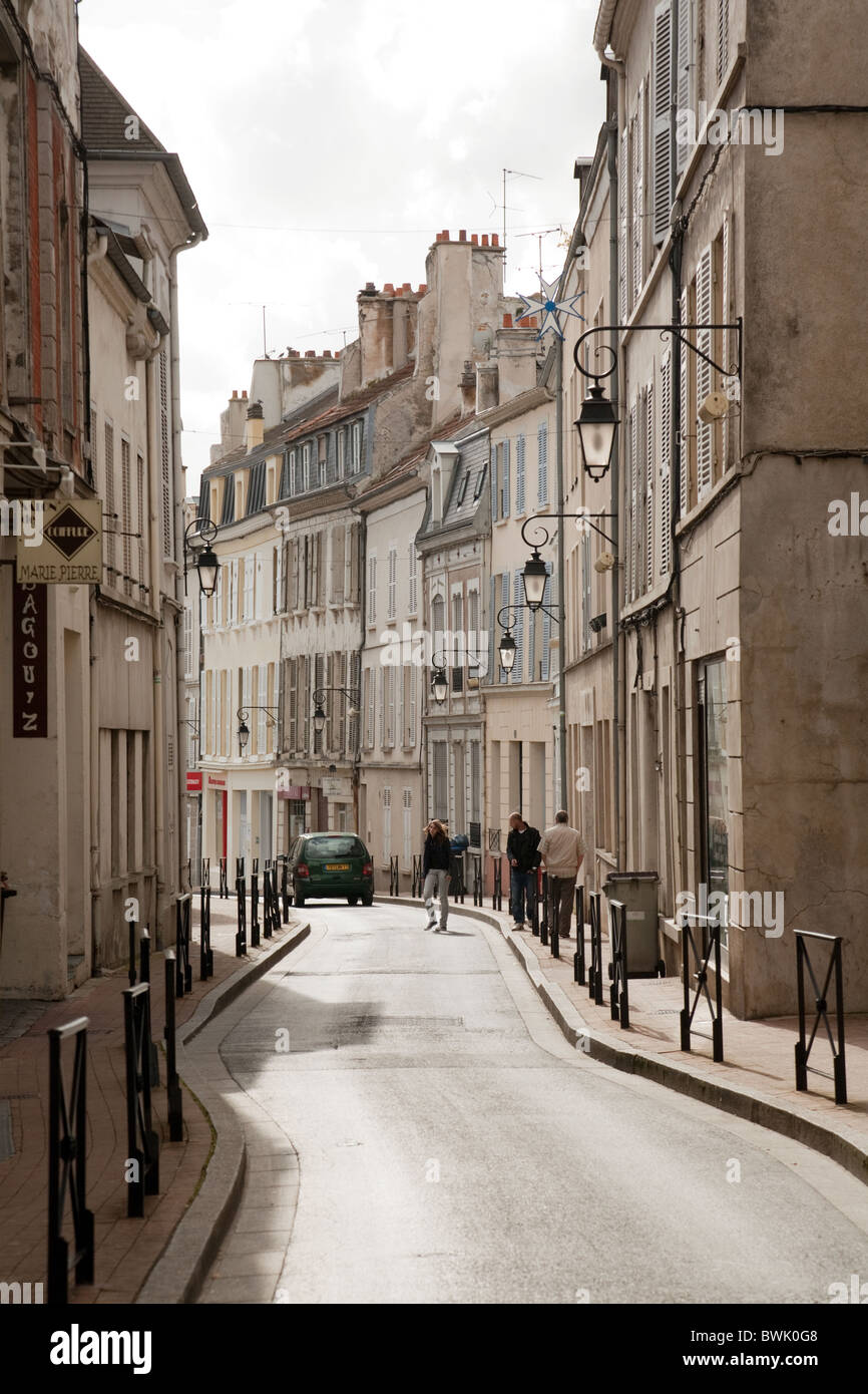 Une scène de rue dans la ville de Meaux environ 54 milles à l'Est de Paris, Seine et Marne, Ile de France, France Banque D'Images