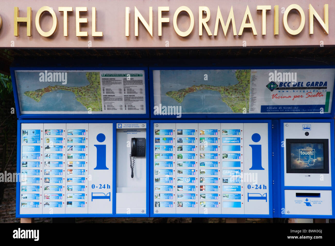 Système automatisé de l'information de l'hôtel, Sirmione, Lac de Garde, province de Brescia, Lombardie, Italie Banque D'Images