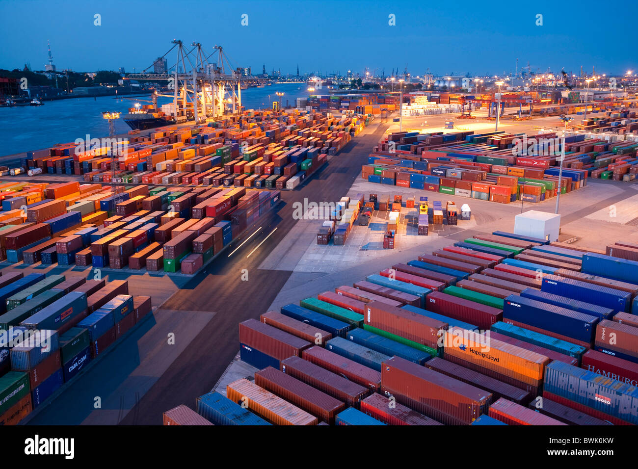 High angle view of container port de nuit, port de Hambourg, Allemagne Banque D'Images