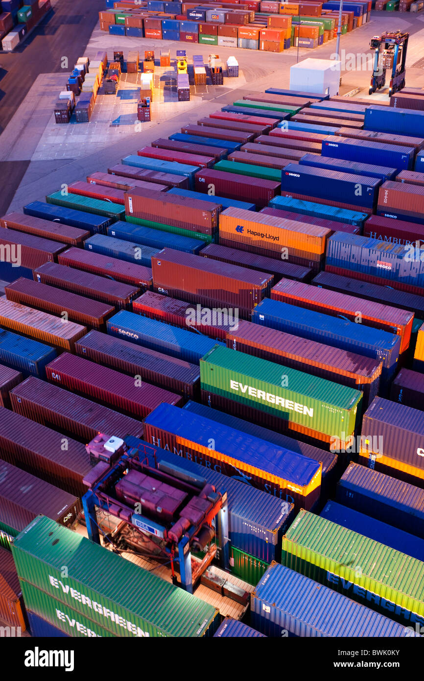 Les conteneurs dans le port de conteneurs de nuit, port de Hambourg, Allemagne Banque D'Images