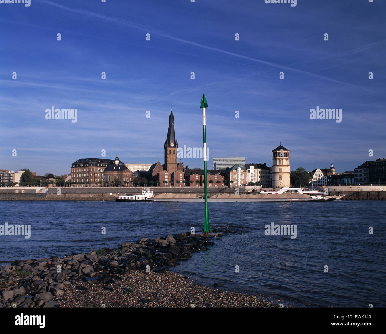 Vieille ville de Düsseldorf rive Rhin-promenade Lambertus church Thyssen highrise towerblock château à plusieurs étages towe Banque D'Images
