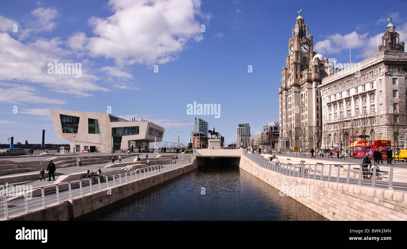 Une vue le long de la jetée de Liverpool-tête avec un fond de ciel bleu Banque D'Images