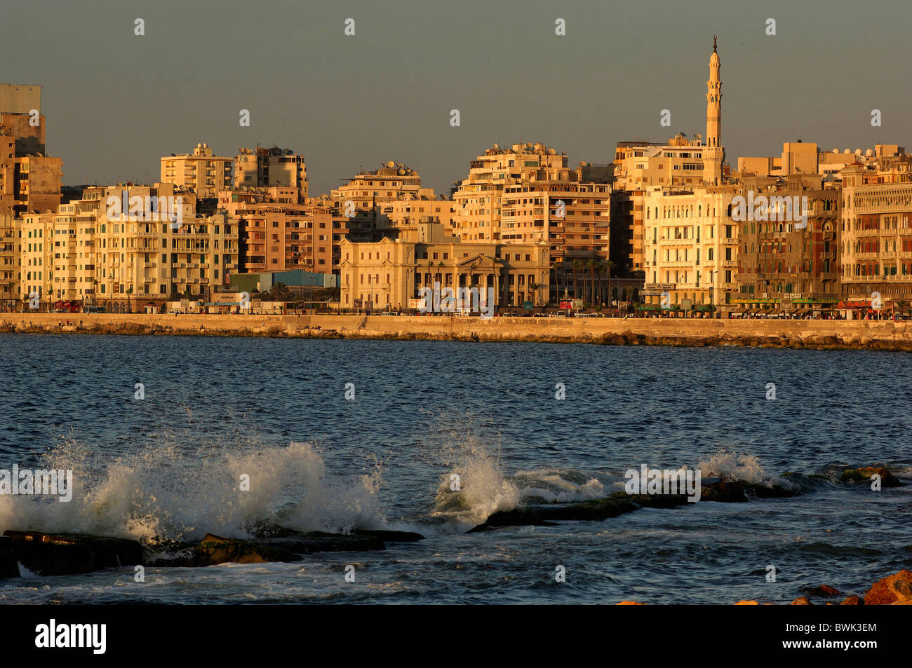 Port de Qaitbey Alexandria town city coast sea Mer Méditerranée crépuscule crépuscule Egypte Afrique du Nord Banque D'Images