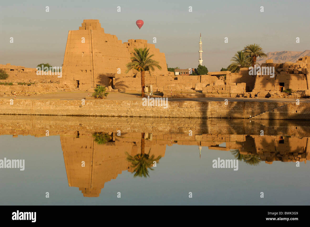 Réflexion complexe du temple de Karnak Louxor Egypte Thèbes de l'eau en Afrique du Nord Banque D'Images