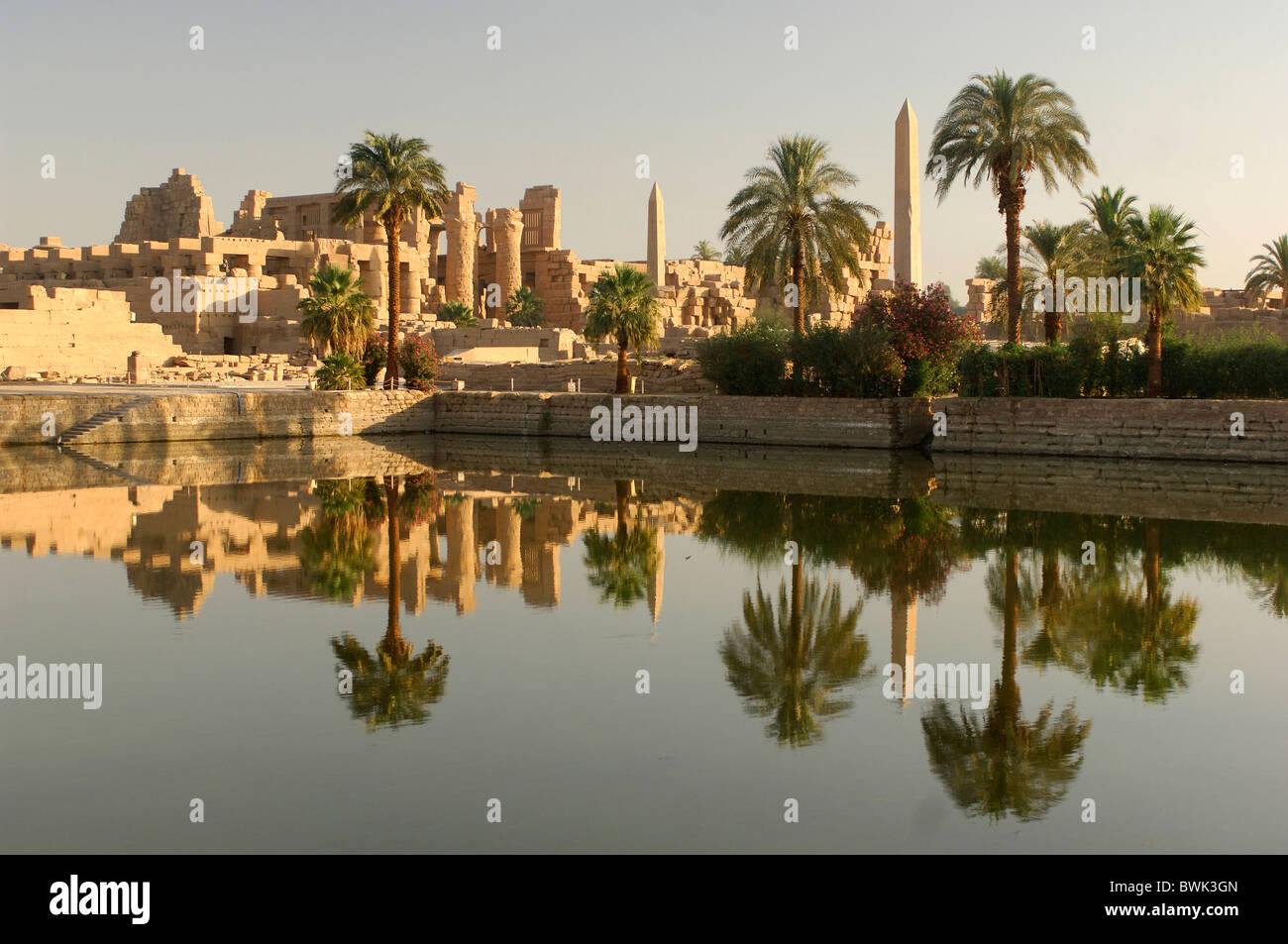 Réflexion complexe du temple de Karnak Louxor Egypte Thèbes de l'eau en Afrique du Nord Banque D'Images