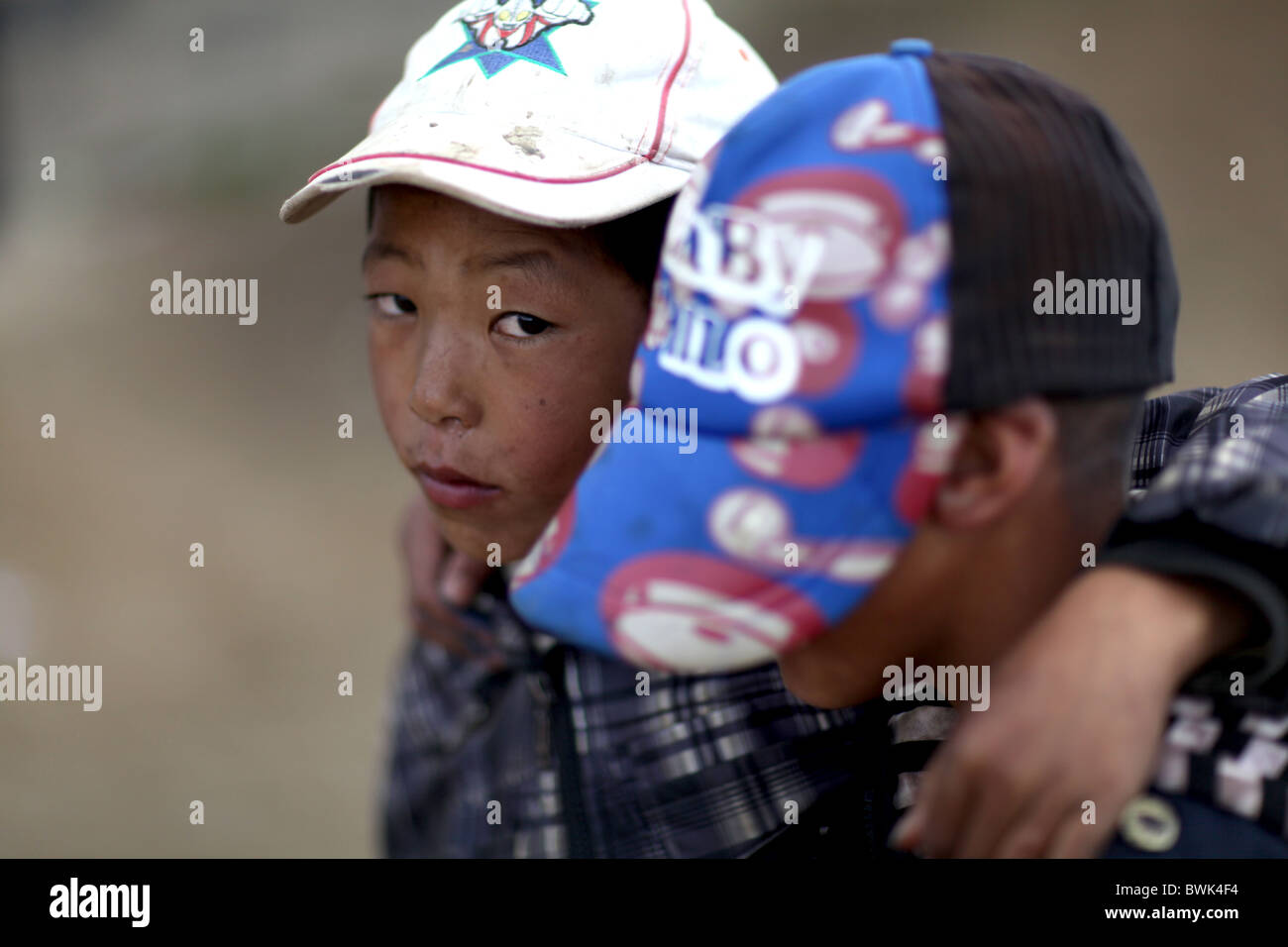 Deux garçons tibétains à Litang, province du Sichuan, sud-ouest de la Chine Banque D'Images