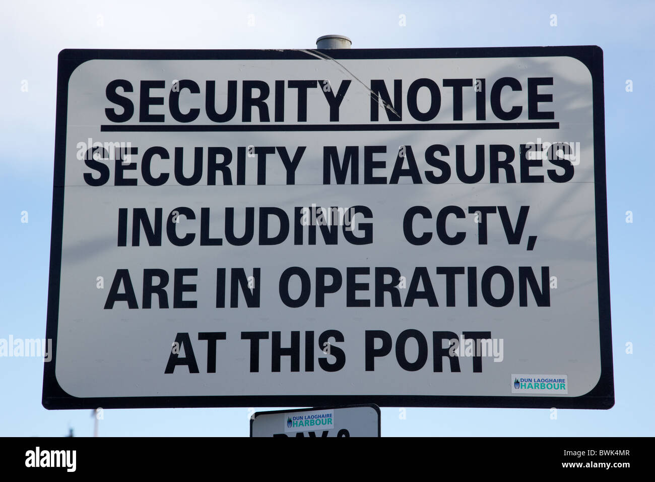 Avis de sécurité avertissement CCTV en opération au port de Dun Laoghaire Dublin République d'Irlande Banque D'Images