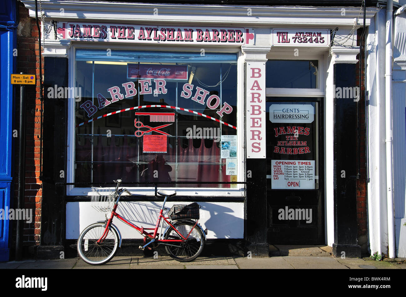 Salon de coiffure, Place du marché, Aylsham, Norfolk, Angleterre, Royaume-Uni Banque D'Images