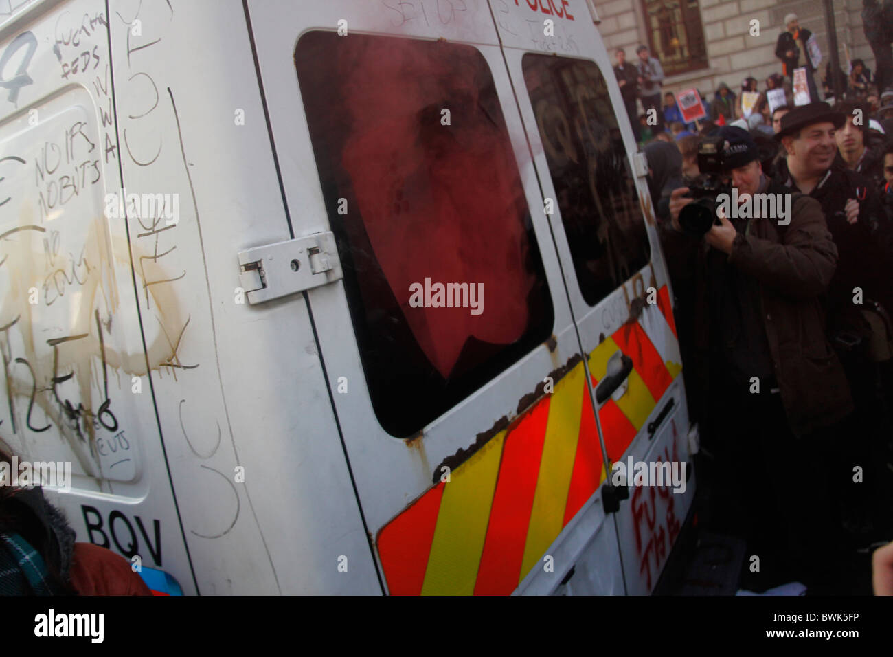 La fumée des grenades ont été lancées au cours de la manifestation contre les coupures de l'éducation à Londres. Banque D'Images