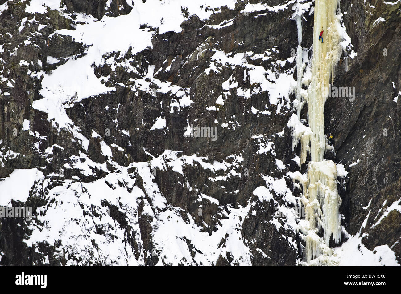 Grimpeur sur glace dans une cascade de Rjukan, Telemark, Norvège Banque D'Images