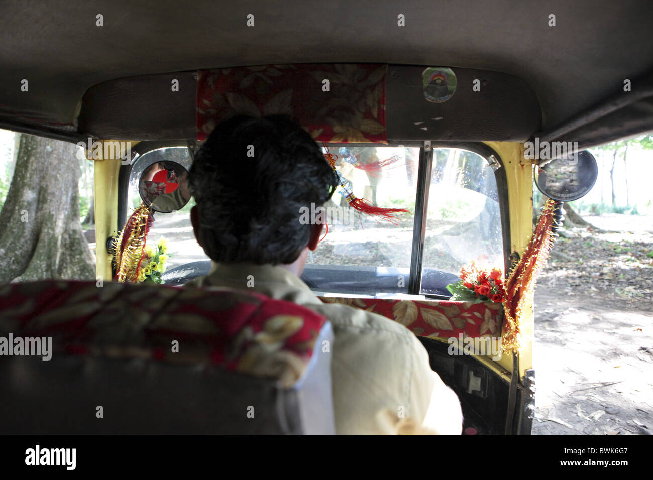 En vue d'un conducteur à trois roues Radha Nagar Beach, plage 7, Havelock Island, forêt classée, Inde Banque D'Images