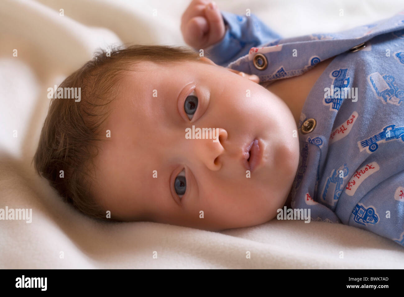 Bébé garçon enfant sont couchés couchette petit lit enfant portrait Banque D'Images