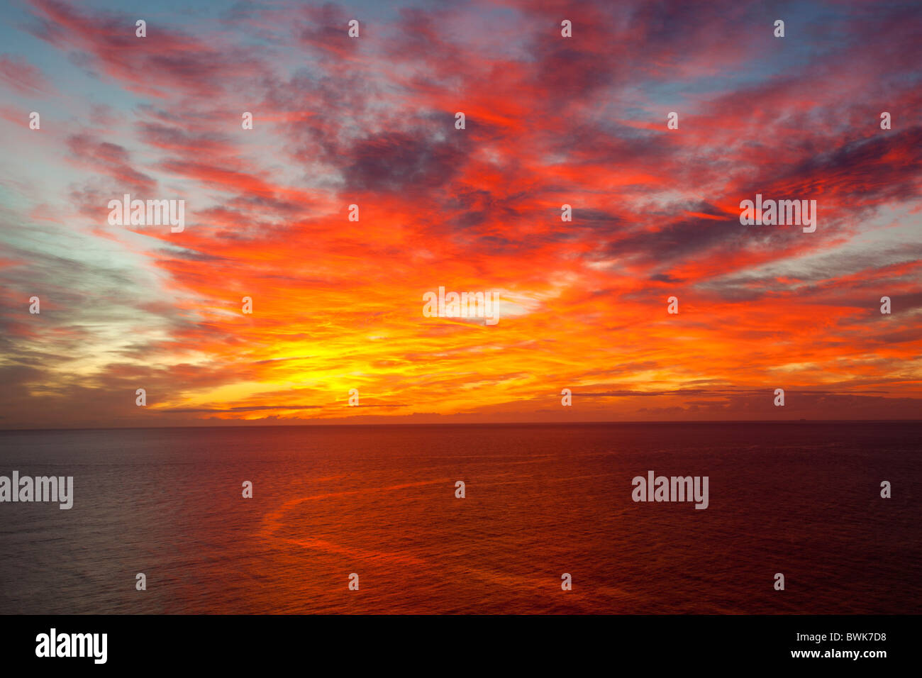 Lever du soleil sur l'océan Pacifique à Cape Tourville, parc national de Freycinet, Coles Bay, sur la côte est de la Tasmanie Banque D'Images