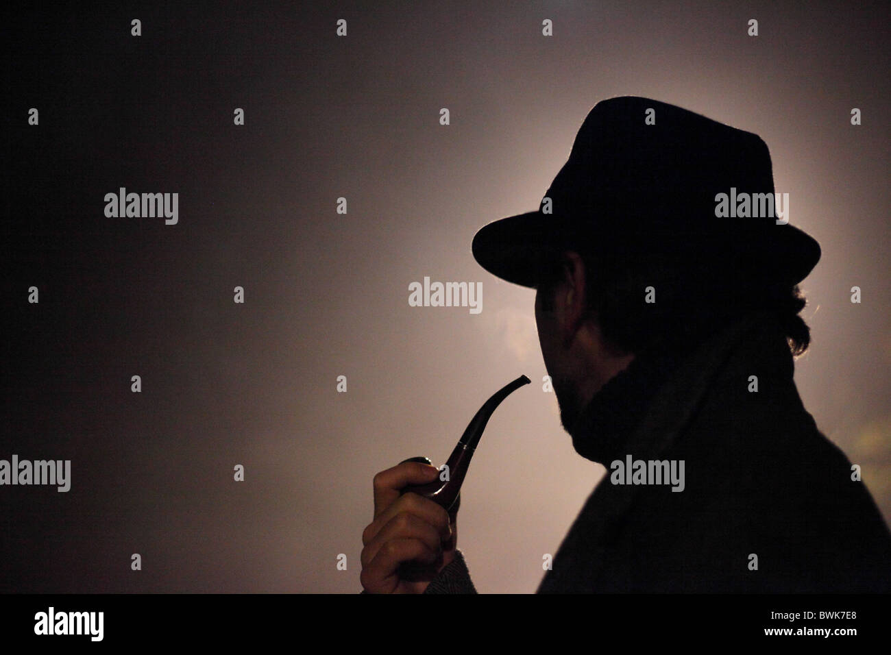 Pipe de l'homme dans le noir Banque D'Images