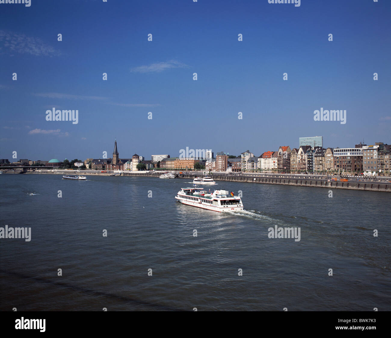 Panorama de la vieille ville promenade de la rive du Rhin Lambertus church tour du château d'excursion steamer Dusseldorf Rhin Germa Banque D'Images