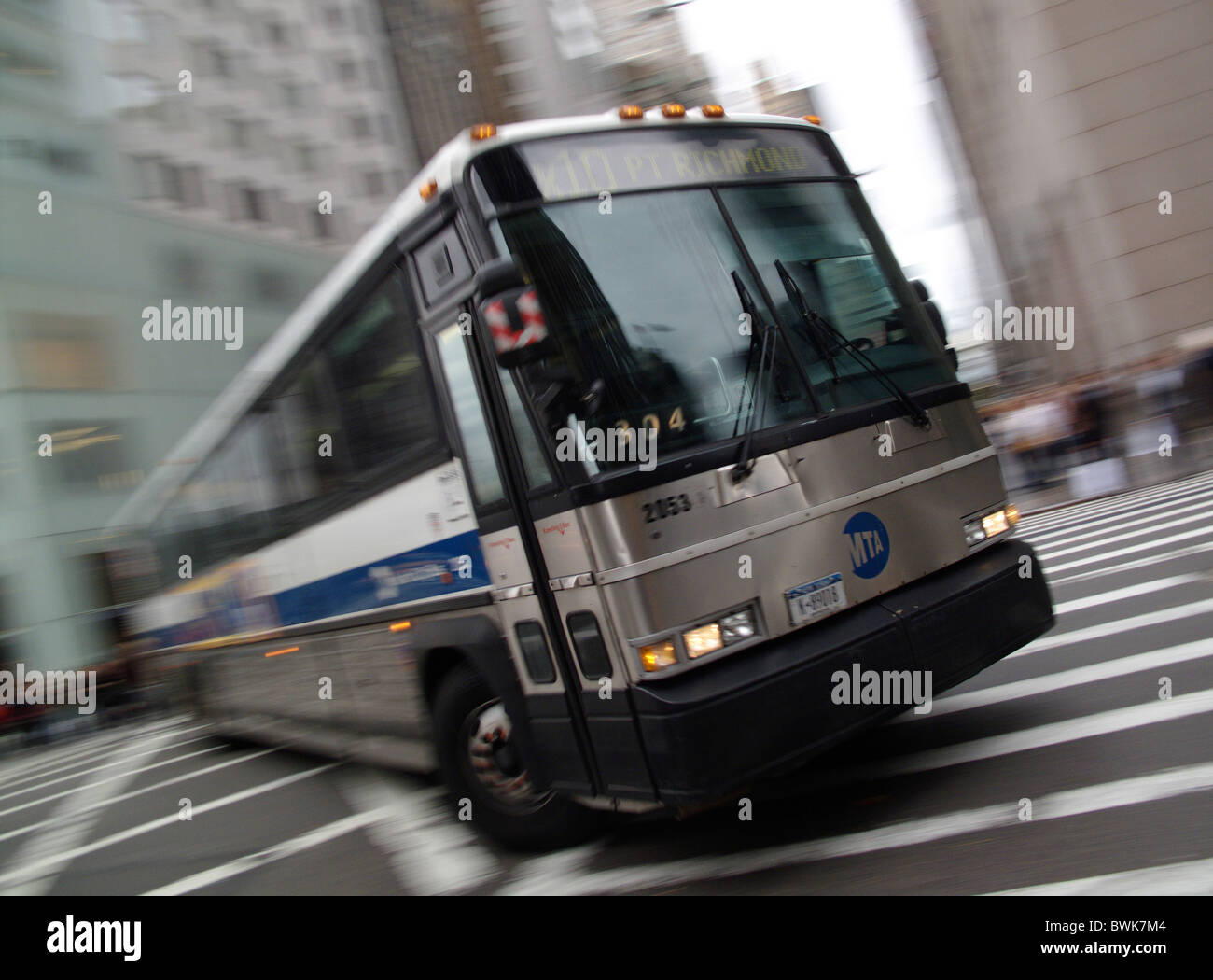 Un bus tourne un coin à New York City, États-Unis d'Amérique Banque D'Images
