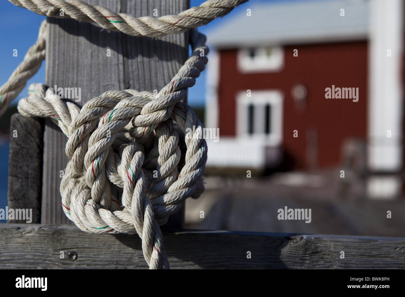 Une corde avec un noeud autour d'un poste à Norrfaellsviken, Hoega Kusten, Suède, Suède, Europe. Banque D'Images