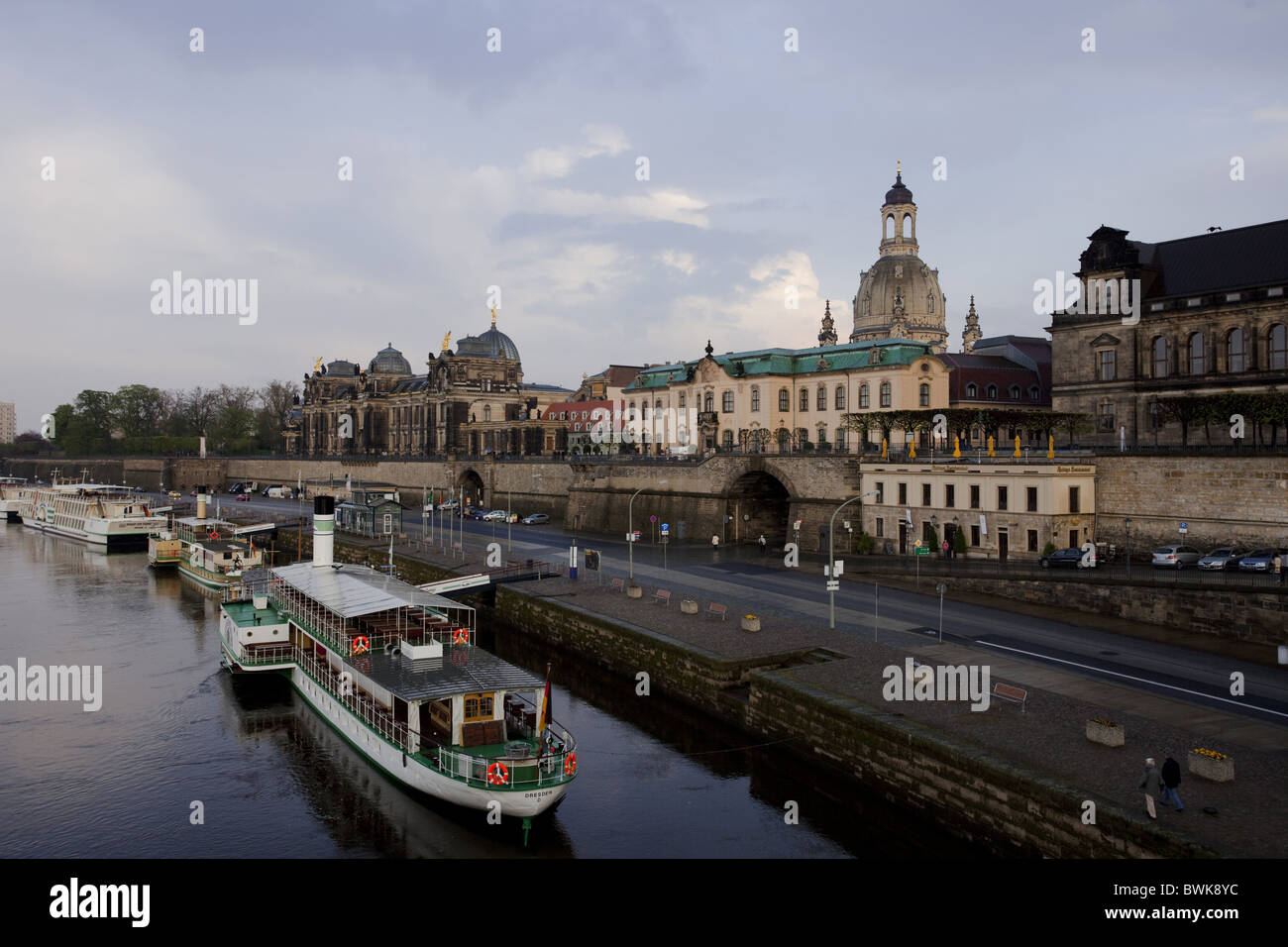 Vue sur la ville avec l'Elbe à partir de pont Augustus, bateaux, Lipsius, la Frauenkirche, église Notre Dame, Bruehls Banque D'Images