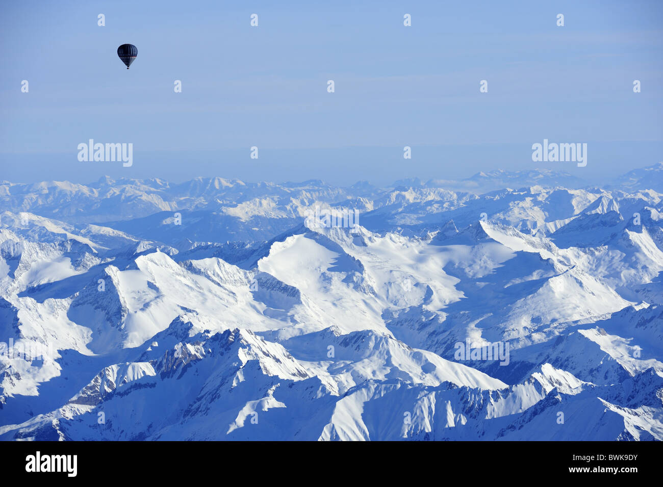 Montgolfière Vol au-dessus de Zillertal avec gamme Schrammacher, gamme Karwendel en arrière-plan, photo aérienne, Zillertal rang Banque D'Images