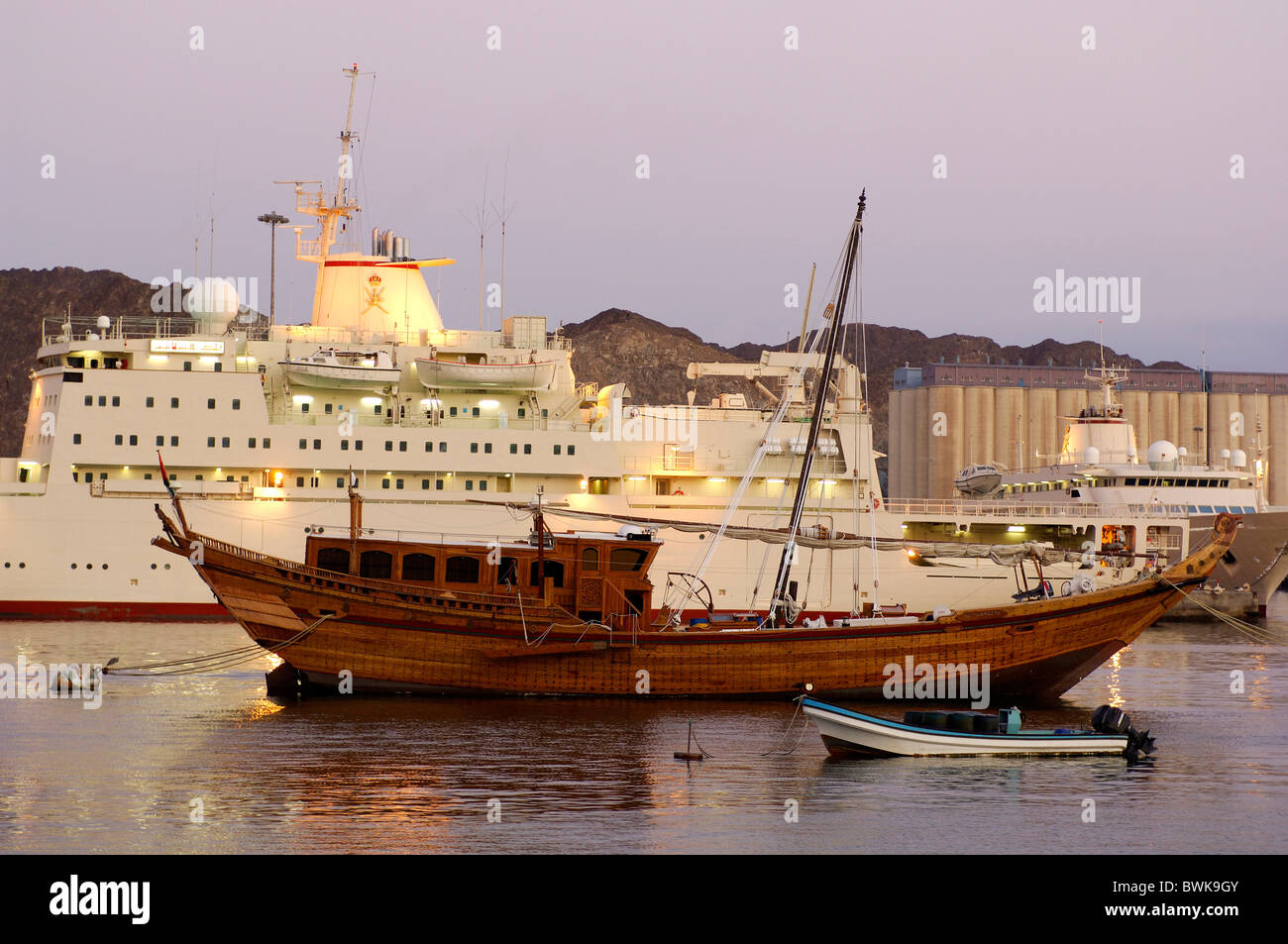 Harbour port bateaux navires navire sur la côte de la mer de l'humeur crépuscule crépuscule Muttrah courage 112 Muscat Muscat Oman Arabi de cour Banque D'Images