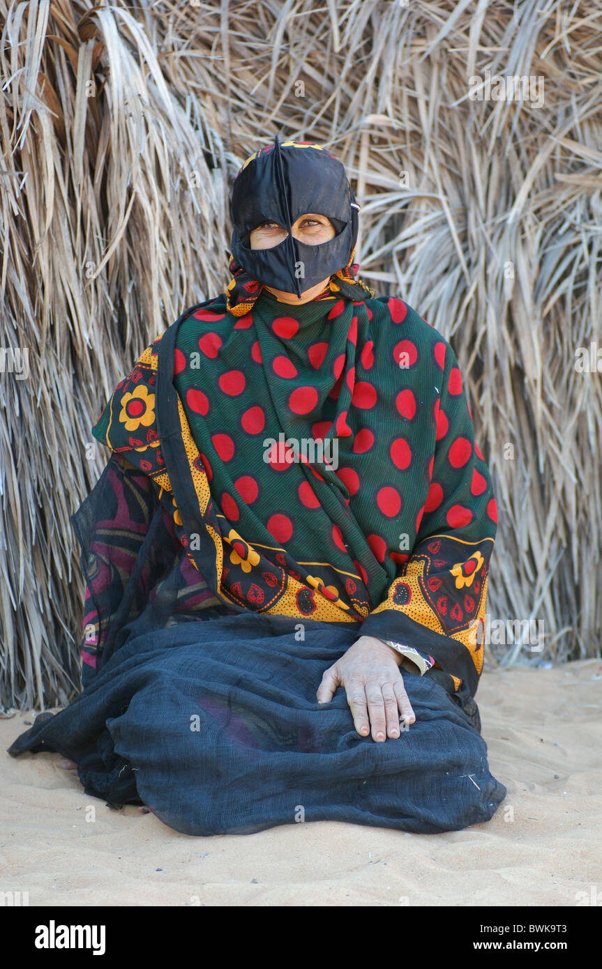 Masque portrait femme bédouine nomade de l'Islam désert de sable de Wahiba  Al Ghabhi Oman à l'Est de la péninsule Arabique Saoudite Photo Stock - Alamy