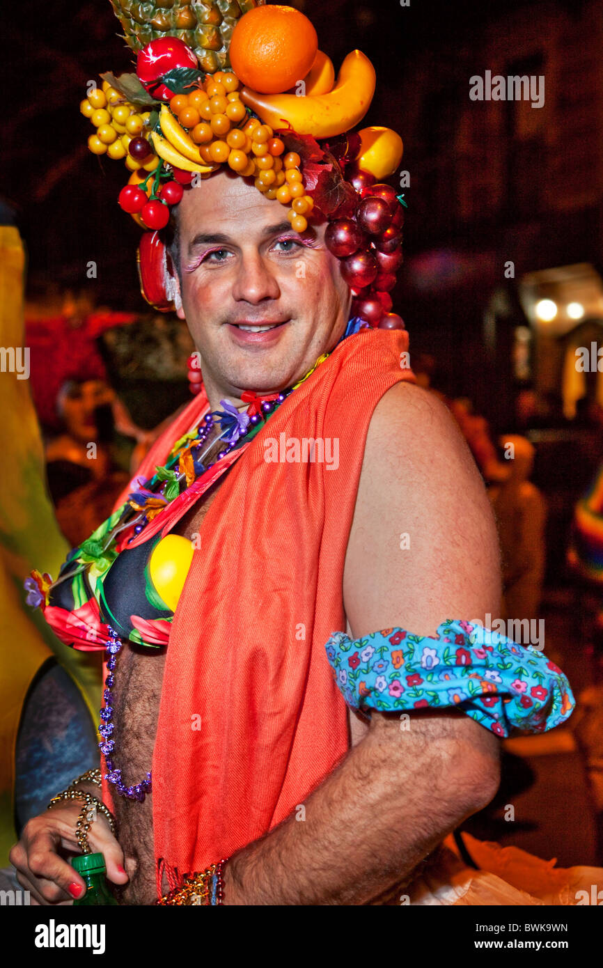 Homme dans un chapeau style Carmen Miranda au NYC Greenwich Village Halloween Parade Banque D'Images