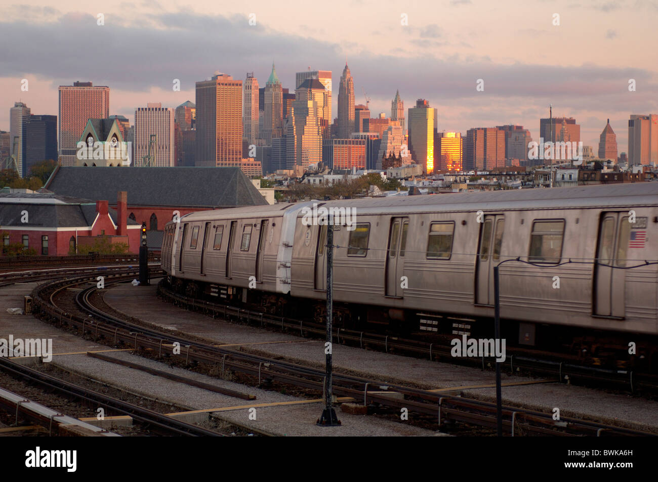Métro Métro le transport de surface transports ville ville Downtown Manhattan skyline dusk humeur twi Banque D'Images