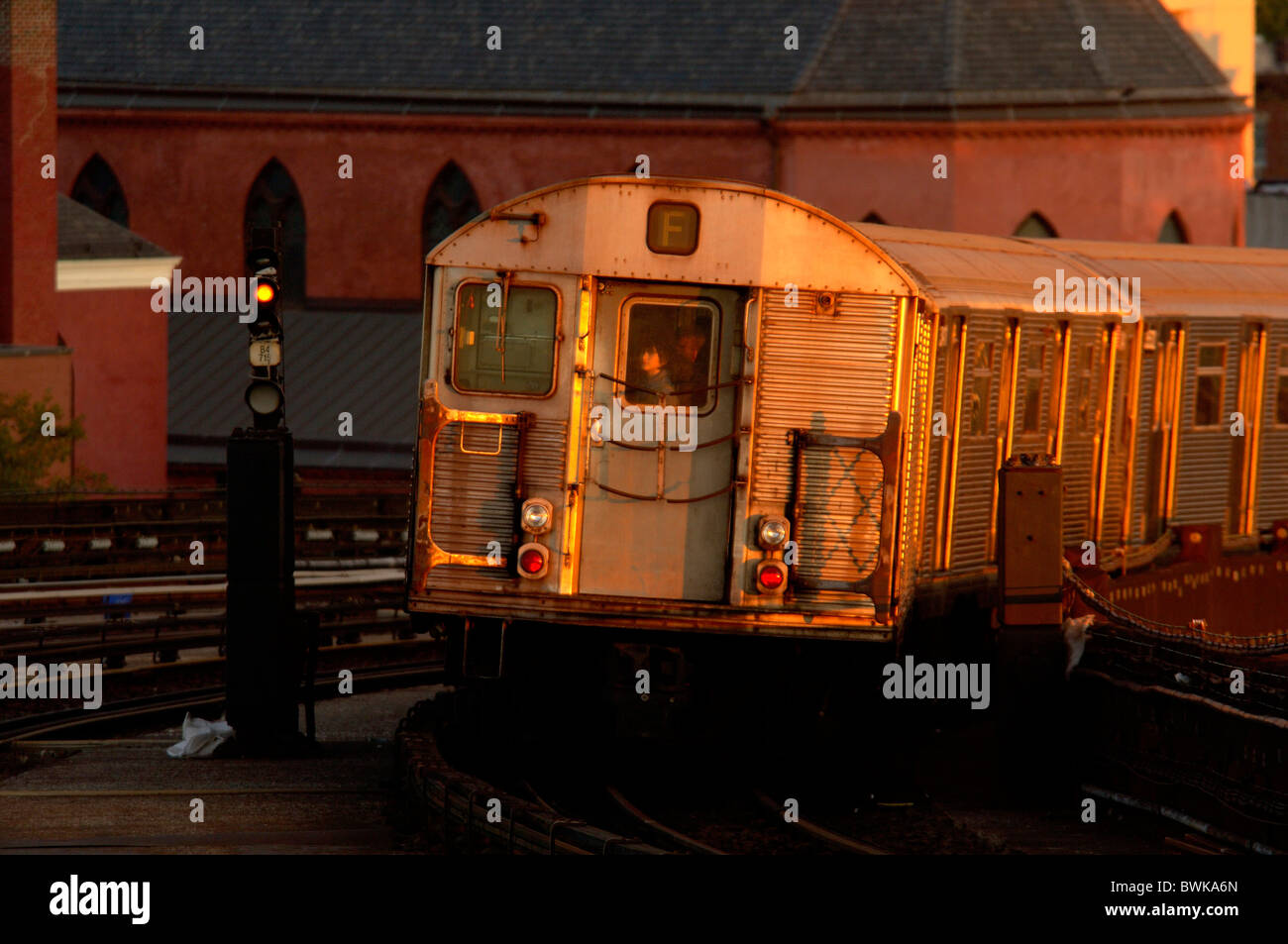 Métro Métro transport transport de surface de la circulation de l'humeur crépuscule crépuscule Métro station Brooklyn New York Banque D'Images