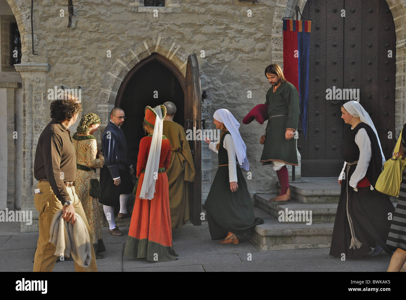 Les personnes en costumes médiévaux au marché en face de la mairie, Tallinn, Estonie, Europe Banque D'Images