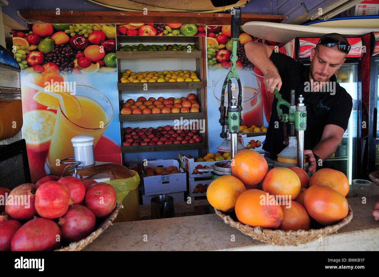 Israël, Haifa, un jus de fruit homme kiosque presse oranges Banque D'Images